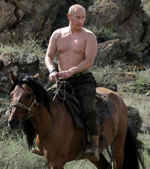 Putin con el torso desnudo sobre un caballo.