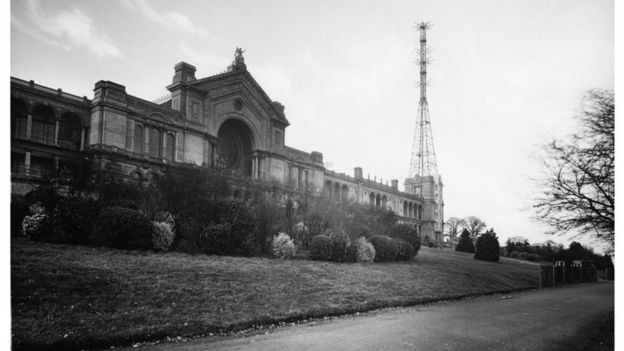 Torre de transmissão ao lado do Alexandra Palace