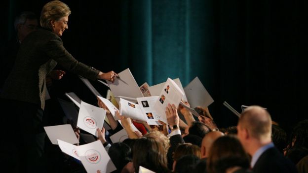 Hillary Clinton firmando autógrafos.