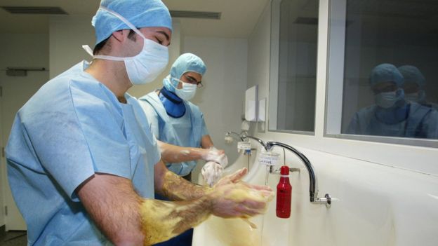 Dos médicos se lavan las manos con un jabón antibacterial.