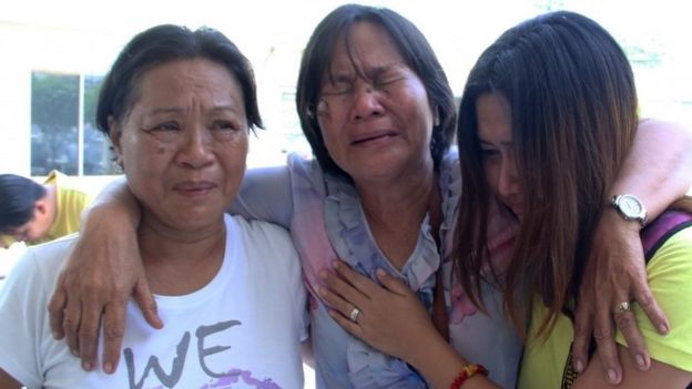 Relatives of victims of the bomb blast mourn near the site of the explosion at a night market in Davao city (03 |September 2016)