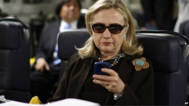 Chiến dịch vận động tranh cử của bà Clinton cáo buộc Giám đốc FBI James Comey dùng 'tiêu chuẩn kép rõ ràng' trong vụ điều tra việc sử dụng email của bà Hillary Clinton.