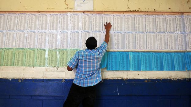 Un votante nicaragüense busca su nombre en el padrón electoral de su junta receptora de votos durante las elecciones de 2011.