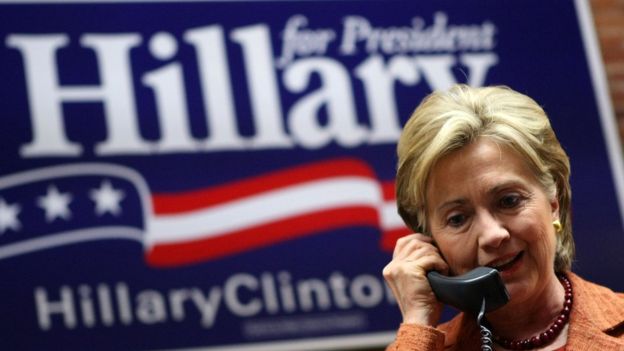 Hillary al teléfono