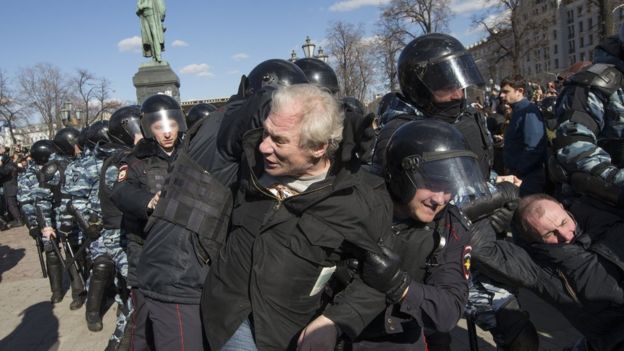 الشرطة تعتقل متظاهرين في روسيا