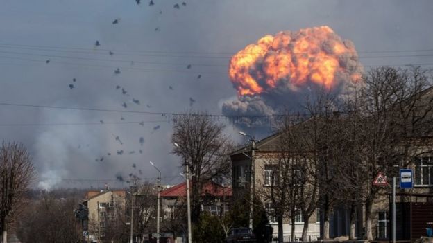 A huge cloud of smoke billows above the ammunition depot of the Ukrainian armed forces, near the city of Balakliya, (23 March 2017)