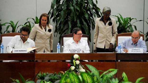 Jefes negociadores del gobierno de Colombia y las FARC firmando el acuerdo.
