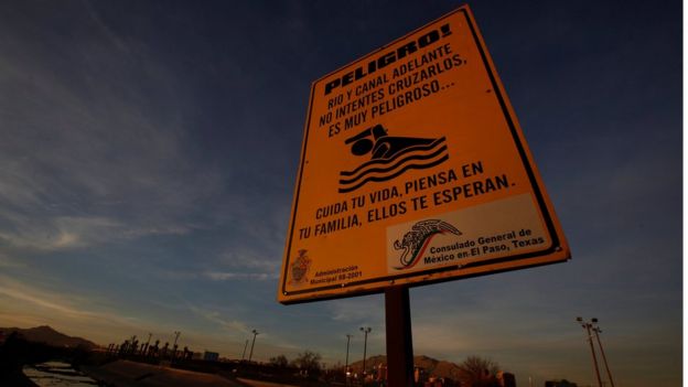 Letrero advirtiendo de los riesgos de cruzar la frontera a nado
