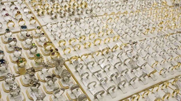 Buy diamond engagement ring in dubai