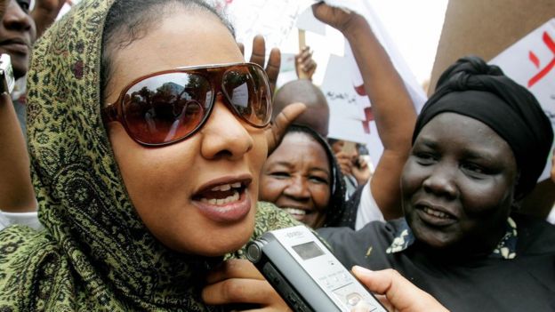 Sudanese journalist Lubna al-Hussein (l) talks to the press outside the court in Khartoum on 4 August 2009.