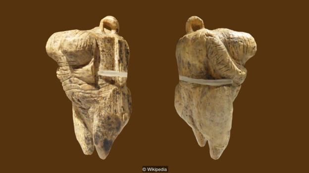 Tượng được lấy tên là Vệ Nữ ở Hohle Fels là tượng cổ nhất được biết tới nay, là một thí dụ không cần bàn cãi về mô tả con người trong nghệ thuật tiền sử