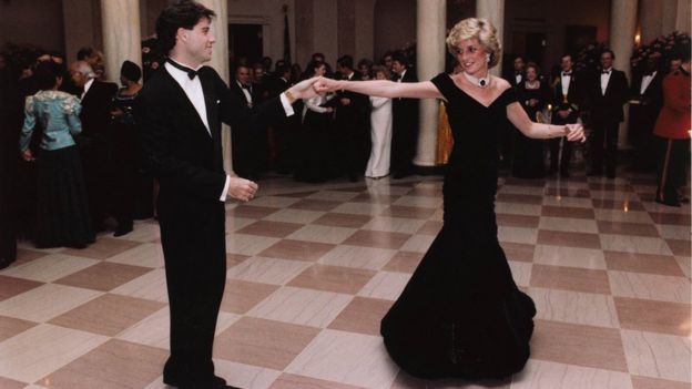 La princesa Diana en 1985 bailando con John Travolta en la Casa Blanca.