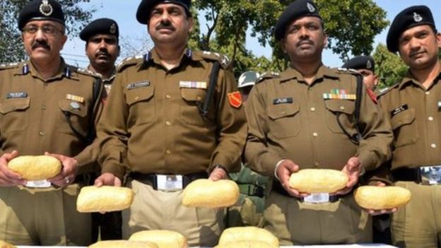Policías mostrando paquetes de drogas que fueron decomisados en la frontera entre India y Pakistán
