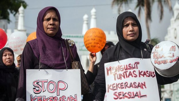 Indonesian mothers stage a protest against child sexual abuse in Banda Aceh in 2014