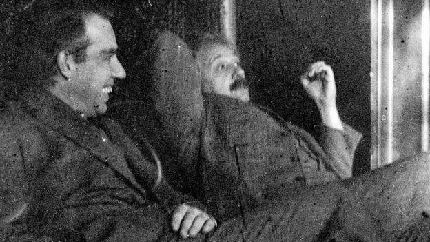 Niels Bohr con Albert Einstein