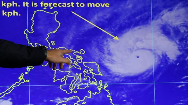 菲律賓奎松市舉行的氣象部門新聞發佈會上預報員展示颱風洛坦雷達圖像（24/12/2016）