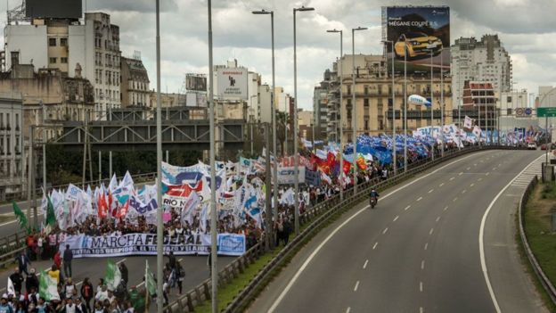 Millones de Argentina han realizado multitudinarias protestas en contra de Macri durante el llamado 