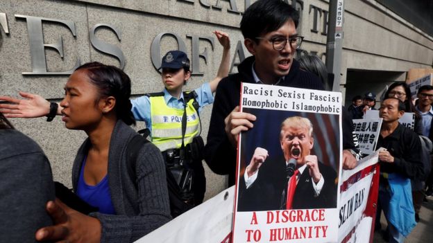 Trump'ın kararnamesi yalnızca ABD'de değil, dünyanın dört bir yanında protesto edildi. Fotoğraf, Hong Kong'daki eylemden