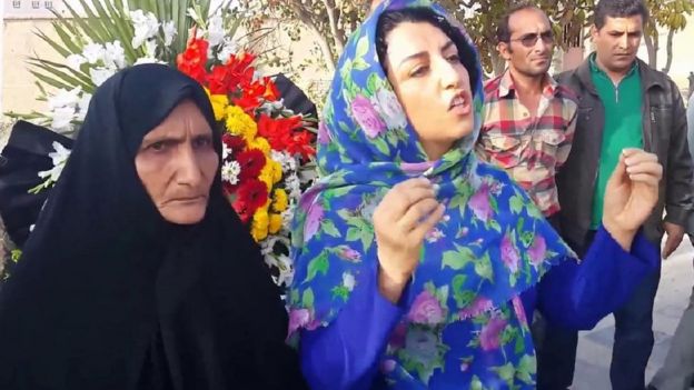 سخنرانی خانم محمدی در کنار گوهر عشقی، مادر ستار بهشتی، وبلاگ‌نویسی که در زندان کشته شد
