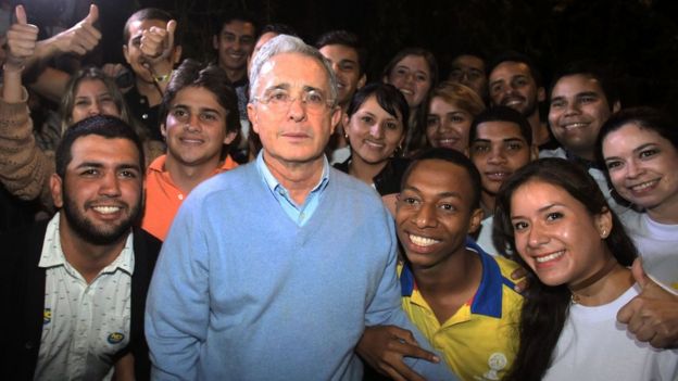 Álvaro Uribe celebra el triunfo del 