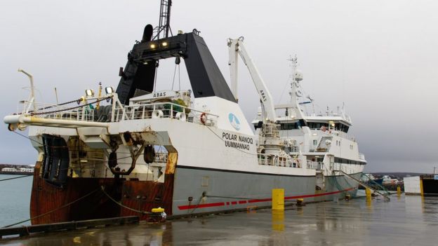 Las autoridades de Islandia obligaron a este navío pescador a que regresara al puerto cercano a Reikiavik.