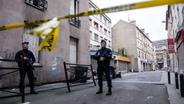 French police officers seen outside the rue du Corbillon building in Saint-Denis, northern Paris suburb (19 November 2015)