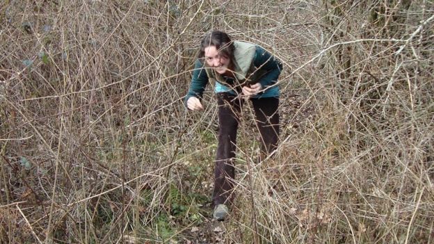 Caroline Aitken andando no meio do mato