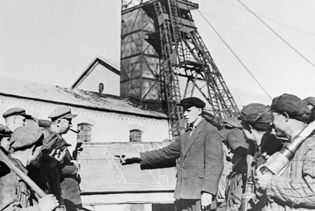 Alexei Stakhanov instructing young miners in 1935