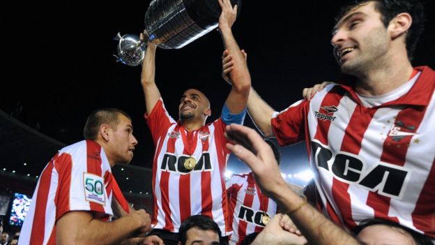 Juan Sebastián Verón levanta la Copa Libertadores.