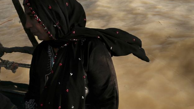 سيدة تجلس على نهر النيل