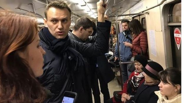 Фотограф Евгений Фельдман едет вместе с Навальным в метро.