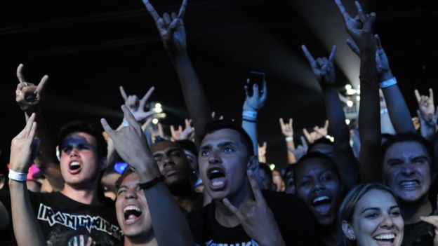 Fans de música metal coreando temas y con manos levantadas