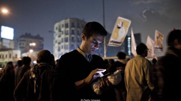 Ai Cập tắt internet trong cuộc nổi dậy Mùa Xuân Ả Rập năm 2011 để những người phản đối khó phối hợp hoạt động