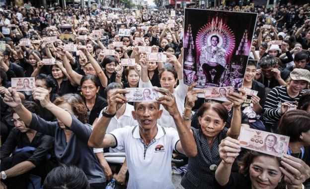 Bhumibol Adulyadej cenaze ile ilgili görsel sonucu