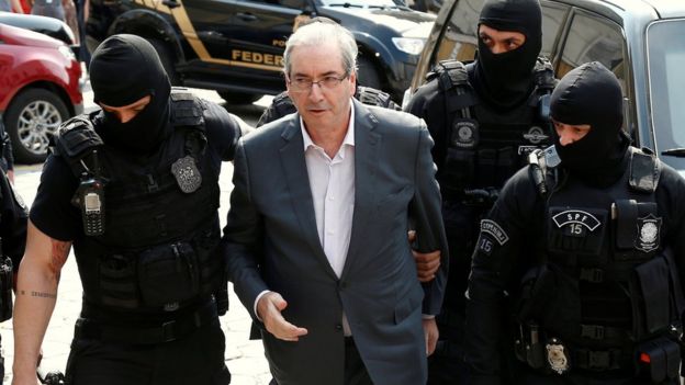 Eduardo Cunha sendo escoltado por policiais federais