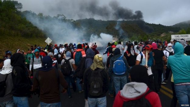 Police clash with students in Tixtla