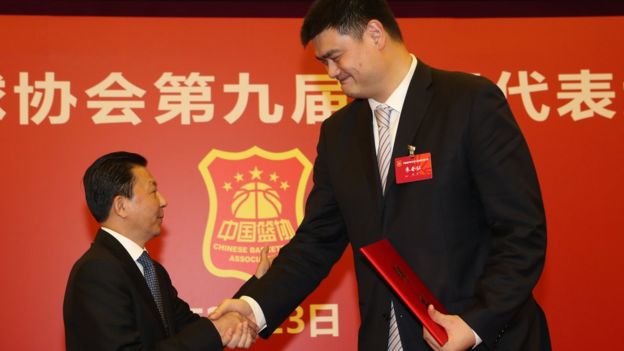 國家體育總局局長助理李穎川（左）在頒發聘書後與姚明握手