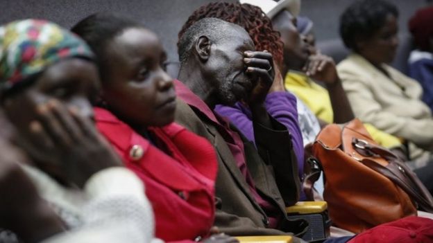 Family members of victims attend a memorial service in Nairobi, Kenya (02/04/2016)