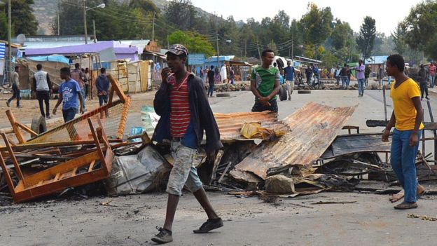 Ethiopian protesters with a barricade