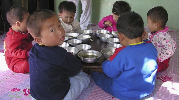 Niños tomando almuerzo en una escuela norcoreana.