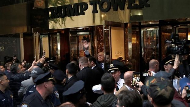 Pese al escándalo, seguidores de Trump lo saludaron este sábado en Nueva York
