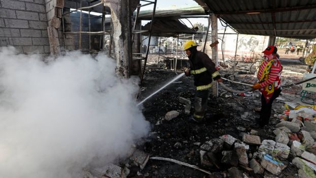 Un bombero y un payaso apagan el incendio en el mercado de San Pablito.