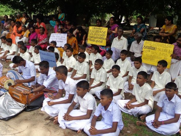 மட்டக்களப்பு : காணிகளை விடுவிக்க கோரி சாலையில் இறங்கி பிராத்தனை போராட்டம்