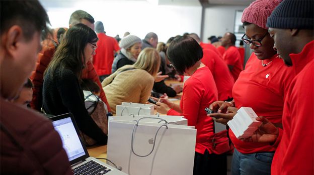 Funcionarios de uma loja da Apple em Nova York trabalhando durante a Black Friday