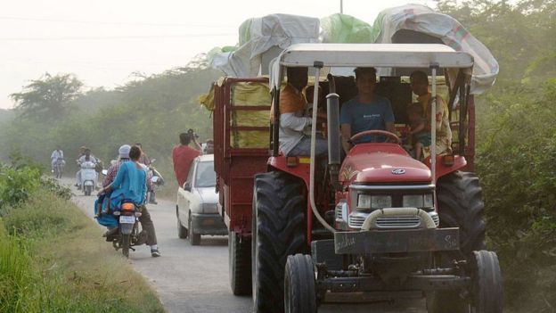 வீடுகளை காலி செய்யும் இந்தியா - பாக்., எல்லைகளில் வசிக்கும் கிராமவாசிகள்