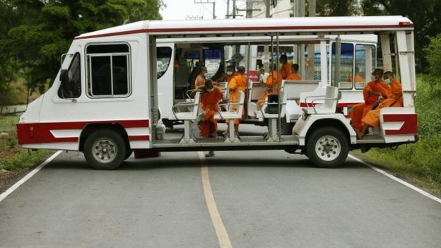 Monks in buggies block the road to the Dhammakaya Temple in Pathum Thani (16 June 2016)