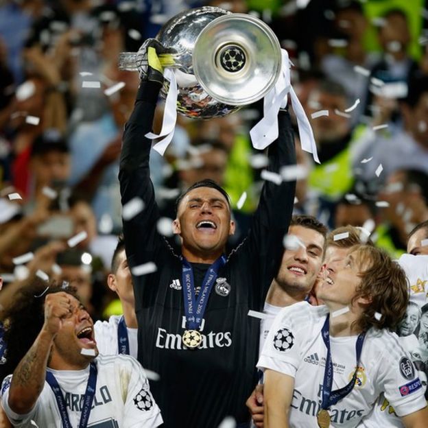 Keylor Navas levantando