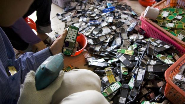 Eski cep telefonları yığını