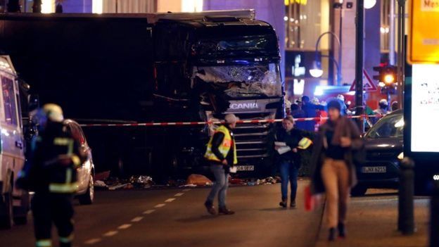 رسانه‌های آلمان می‌گویند، راننده این کامیون از محل گریخته‌ است