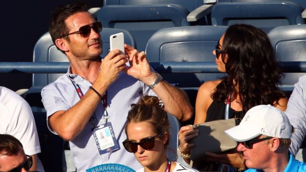 Lampard le toma una foto a su novia en un partido del Abierto de Estados Unidos de tenis.